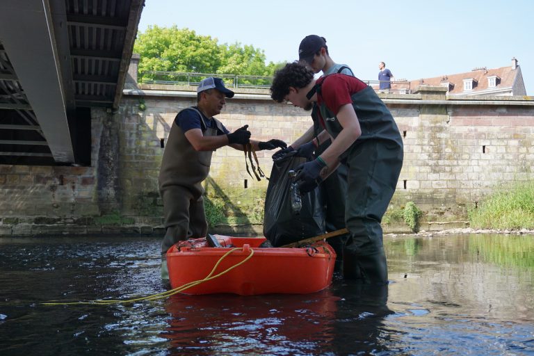 Des étudiants de l'Esta ont mené une opération de nettoyage de la Savoureuse après le Fimu. | ©Loéva Claverie