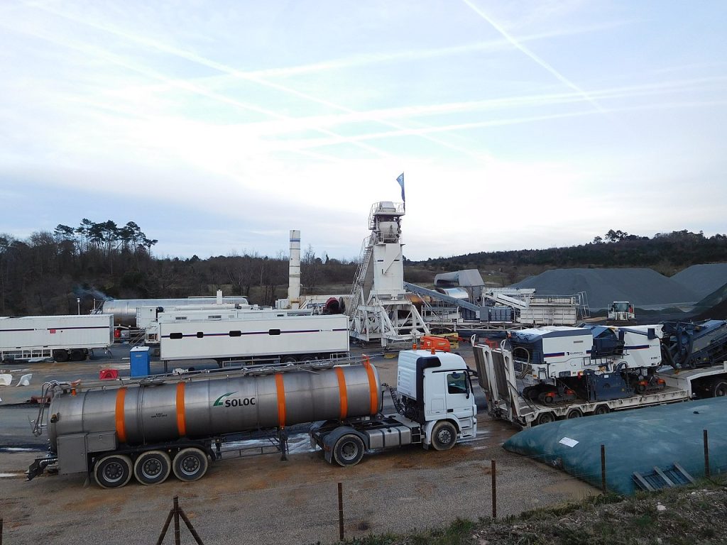 Centrale d'enrobé mobile d'Eurovia pour rénover l'autoroute A89, près de Mussidan (Dordogne)