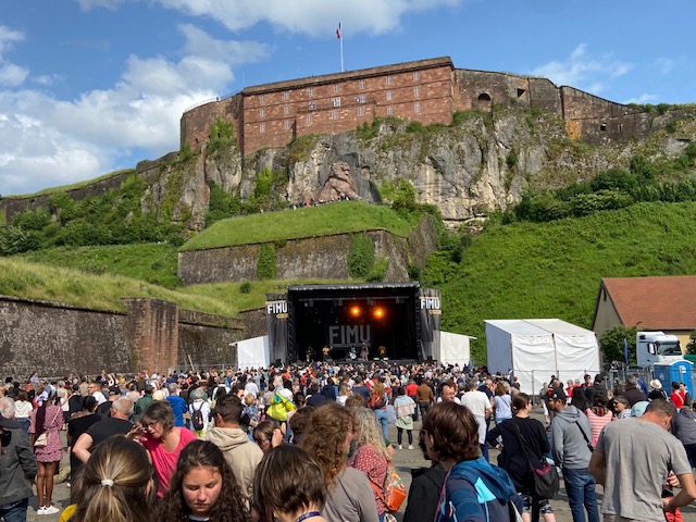 La scène de l'Arsenal au Fimu de Belfort, sous les yeux du Lion de Belfort.