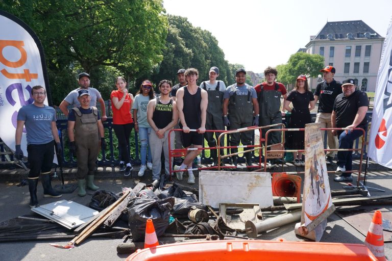 Des étudiants bénévoles ont mené une opération de nettoyage de la Savoureuse après le Fimu, à Belfort, vendredi 11 juin. | ©Loéva Claverie