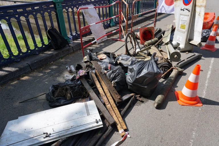 Des étudiants bénévoles ont mené une opération de nettoyage de la Savoureuse après le Fimu, à Belfort, vendredi 11 juin. | ©Loéva Claverie