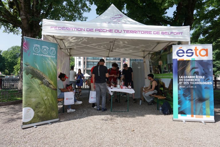 Des étudiants bénévoles ont mené une opération de nettoyage de la Savoureuse après le Fimu, à Belfort, vendredi 11 juin. | ©Loéva Claverie
