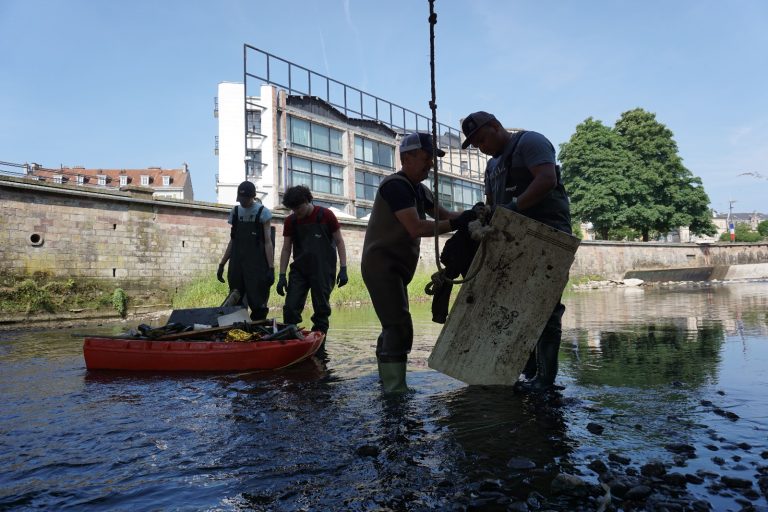 Des étudiants bénévoles ont mené une opération de nettoyage de la Savoureuse après le Fimu, à Belfort, vendredi 11 juin. | ©Loéva Claverie