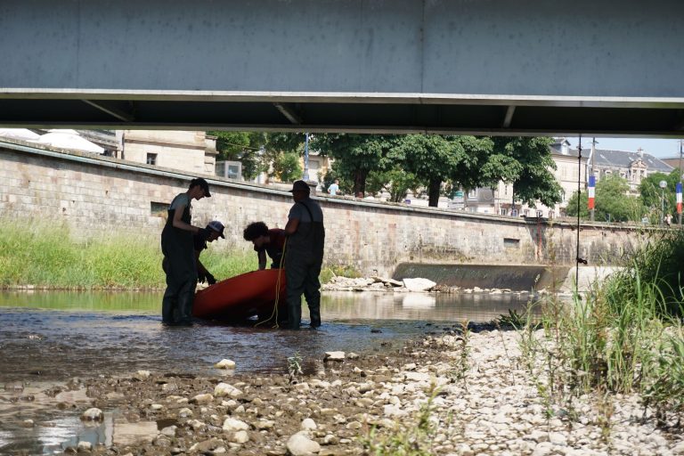 Des étudiants bénévoles ont mené une opération de nettoyage de la Savoureuse après le Fimu, à Belfort, vendredi 11 juin. | ©Loéva Claverie