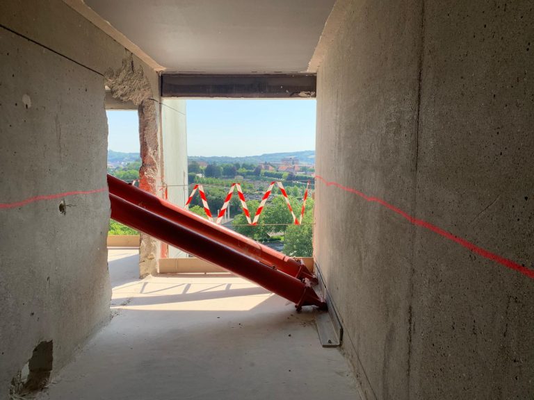 Les vérins se trouvent à l'intérieur de ces tubes rouges. Cela permet de les identifier parmi les gravas pour les réutiliser une fois la démolition terminée