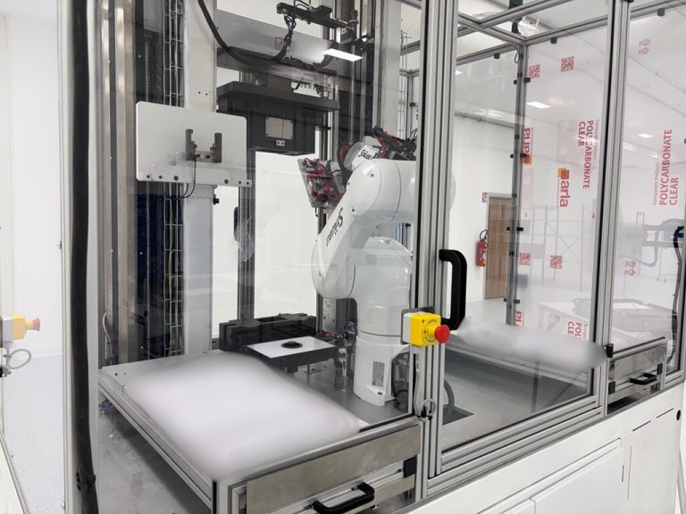Robot qui assemble les plaques bipolaires pour former un stacks, de l'usine Inocel de Belfort.