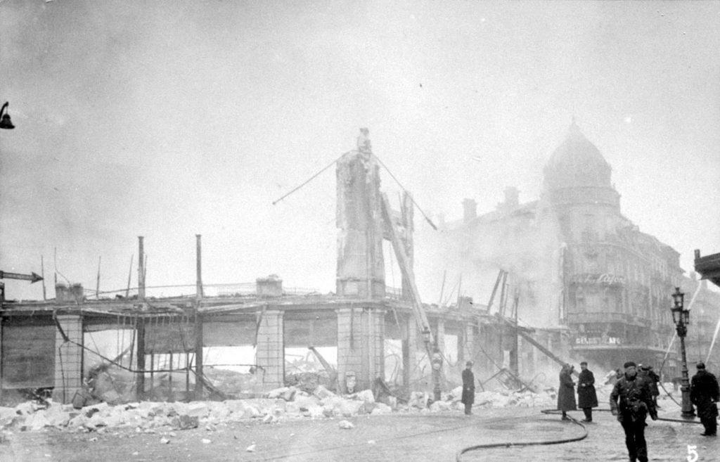 incendie_galeries_modernes_belfort Incendie des Galeries modernes, à Belfort, en janvier 1940, à l'entrée du boulevard Carnot. | ©Archives départementales du Territoire de Belfort