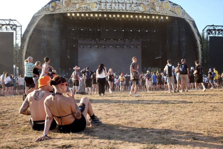 A 20 heures, les festivaliers patientent devant la grande scène avant le show du groupe autralien Parcels. | ©Le Trois - A.S.