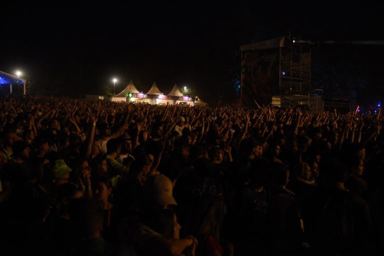 Un foule impressionnante était amassée devant la grande scène pour le concert de Kalash. | ©Le Trois - A.S.