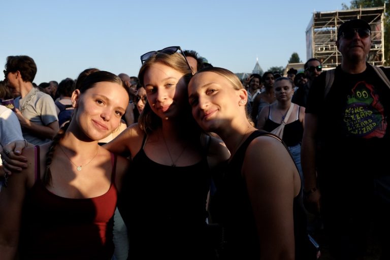 Il est 20h50, les festivaliers sont de plus en plus nombreux sur le site. | ©Le Trois - A.S.