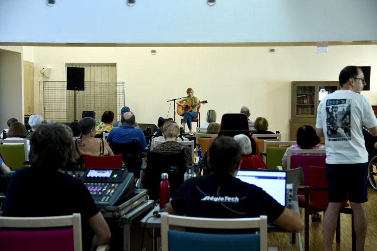 Les résidents de l'Ehpad du Chênois et de celui de Pont-de-Roide assistent au concert. | ©Le Trois - A.S.