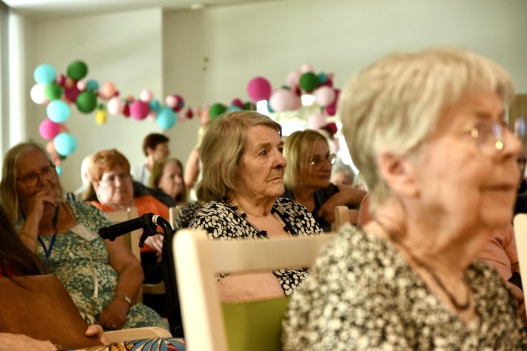 Les résidents de l'Ehpad du Chênois et de celui de Pont-de-Roide assistent au concert. | ©Le Trois - A.S.