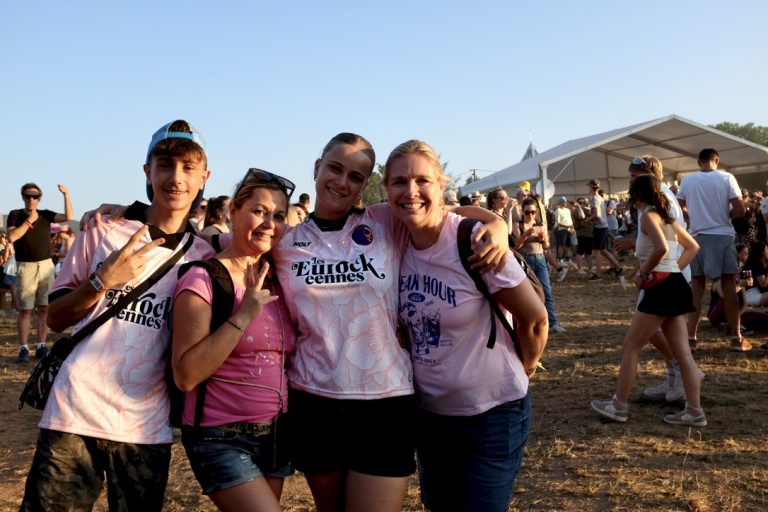 Il est 20h50, les festivaliers sont de plus en plus nombreux sur le site. | ©Le Trois - A.S.