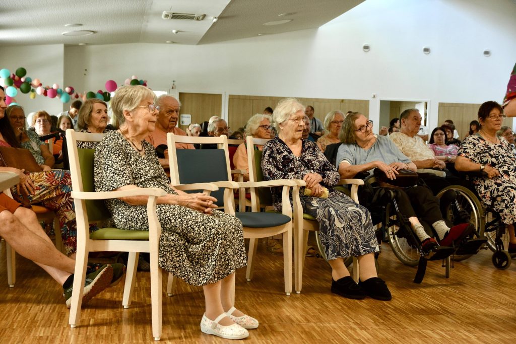 Les résidents de l'Ehpad du Chênois et de celui de Pont-de-Roide assistent au concert. | ©Le Trois - A.S. 