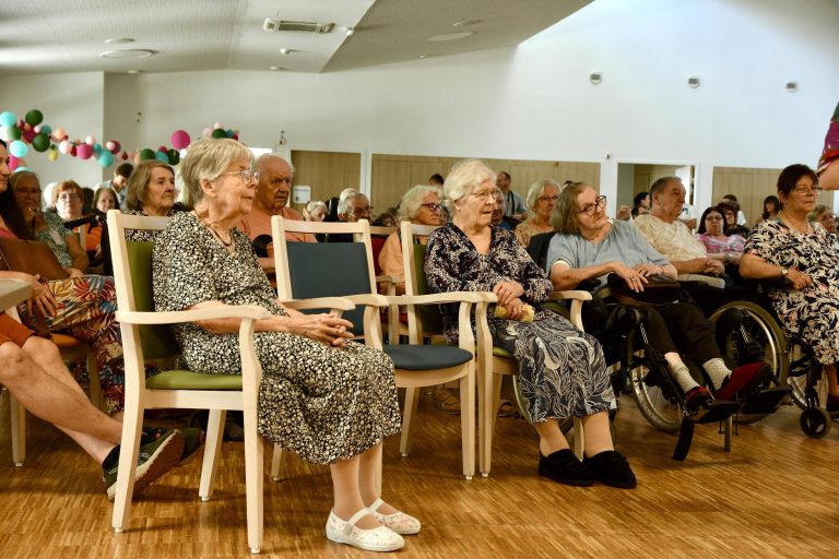 Les résidents de l'Ehpad du Chênois et de celui de Pont-de-Roide assistent au concert. | ©Le Trois - A.S.