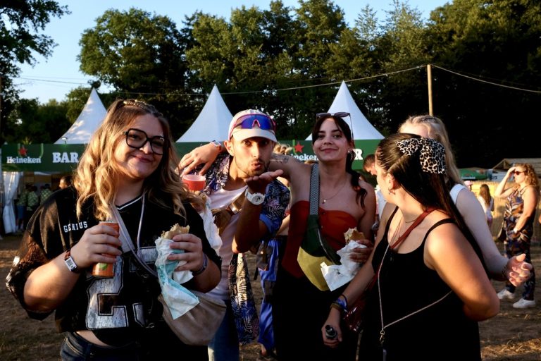 Il est 20h50, les festivaliers sont de plus en plus nombreux sur le site. | ©Le Trois - A.S.