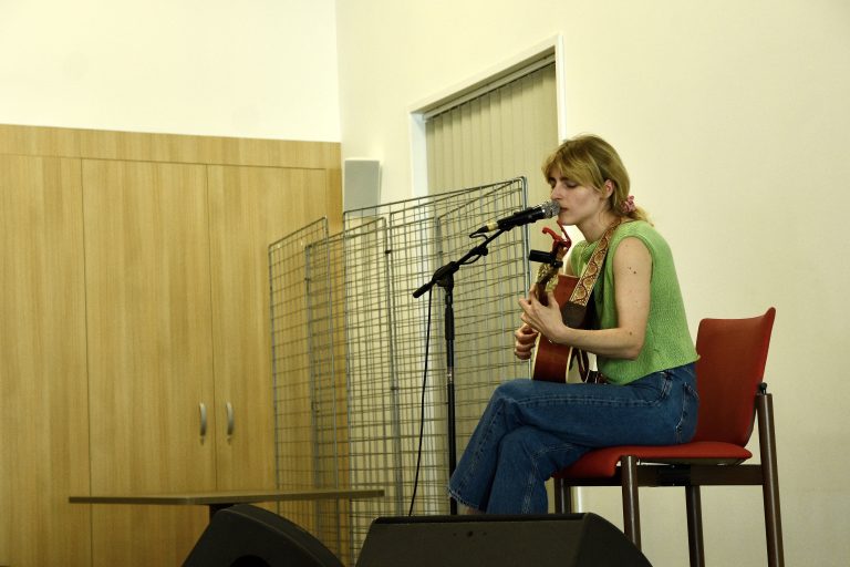 Mary Middlefield a offert un concert aux résidents de l'Ehpad du Chênois et de celui de Pont-de-Roide assistent au concert. | ©Le Trois - A.S.