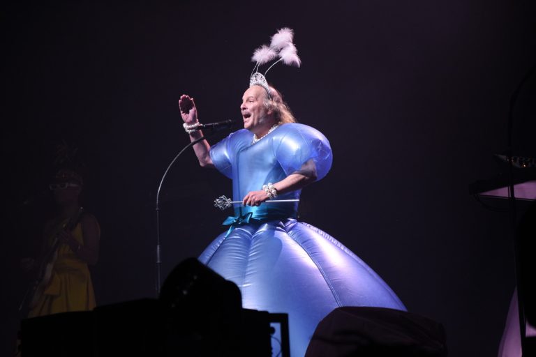 Philippe Katerine a commencé son concert déguisé en Reine d'Angleterre. | ©Le Trois - A.S.