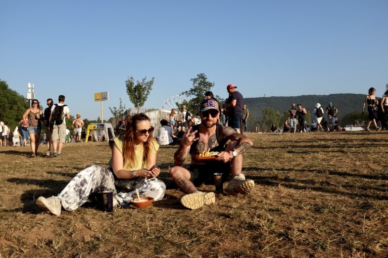 Il est 20h50, les festivaliers sont de plus en plus nombreux sur le site. | ©Le Trois - A.S.