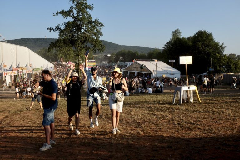 Il est 20h50, les festivaliers sont de plus en plus nombreux sur le site. | ©Le Trois - A.S.