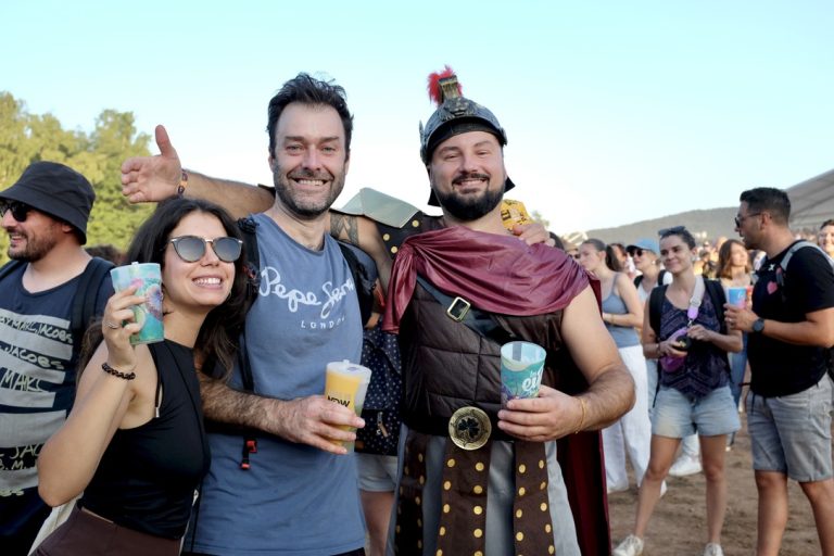 Il est 20h50, les festivaliers sont de plus en plus nombreux sur le site. | ©Le Trois - A.S.