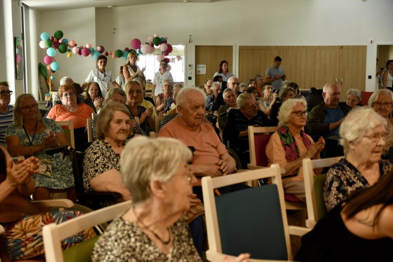 Les résidents de l'Ehpad du Chênois et de celui de Pont-de-Roide assistent au concert. | ©Le Trois - A.S.