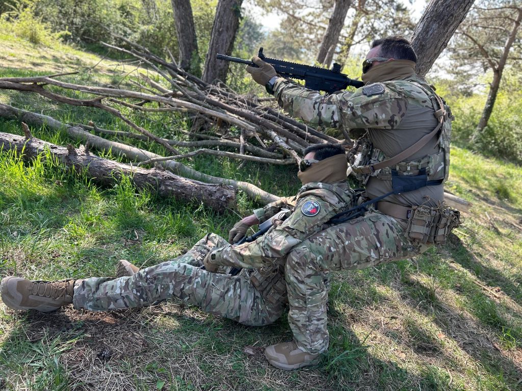 R-O_systeme_militaire Le Système R-O , développé par Olivier Rognon, permet d'évacuer une victime tout en ayant les mains libres.