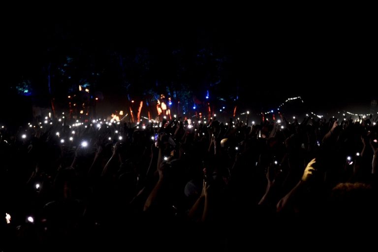 Un foule impressionnante était amassée devant la grande scène pour le concert de Kalash. | ©Le Trois - A.S.
