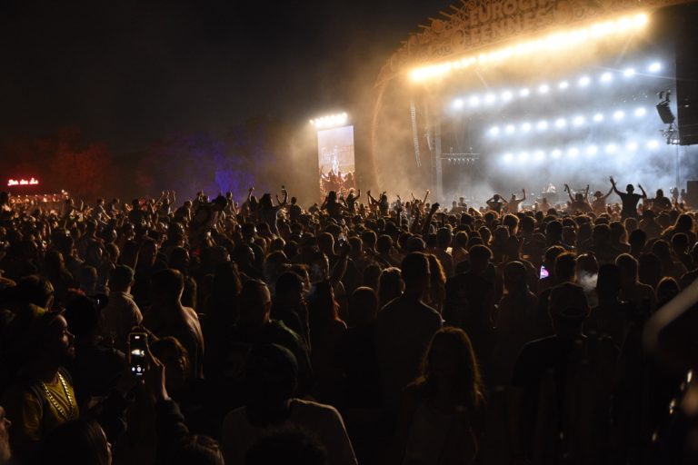 Un foule impressionnante était amassée devant la grande scène pour le concert de Kalash. | ©Le Trois - A.S.