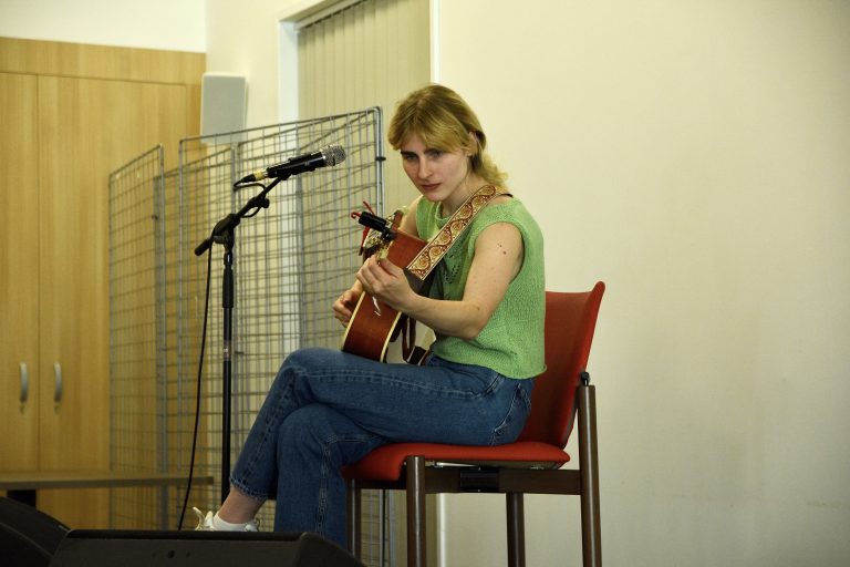 Mary Middlefield a offert un concert aux résidents de l'Ehpad du Chênois et de celui de Pont-de-Roide assistent au concert. | ©Le Trois - A.S.