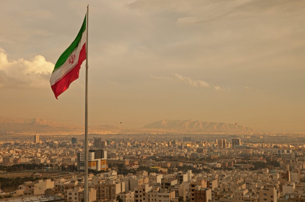 Le drapeau de la République islamique d'Iran, sur les hauteurs de Téhéran.