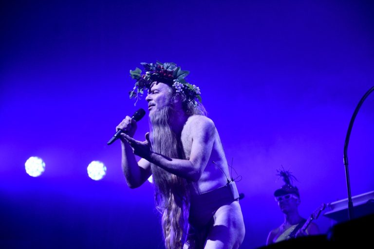 Philippe Katerine est apparu presque nu, vendredi après minuit, sur la scène de la Greenroom.  | ©Le Trois - A.S.