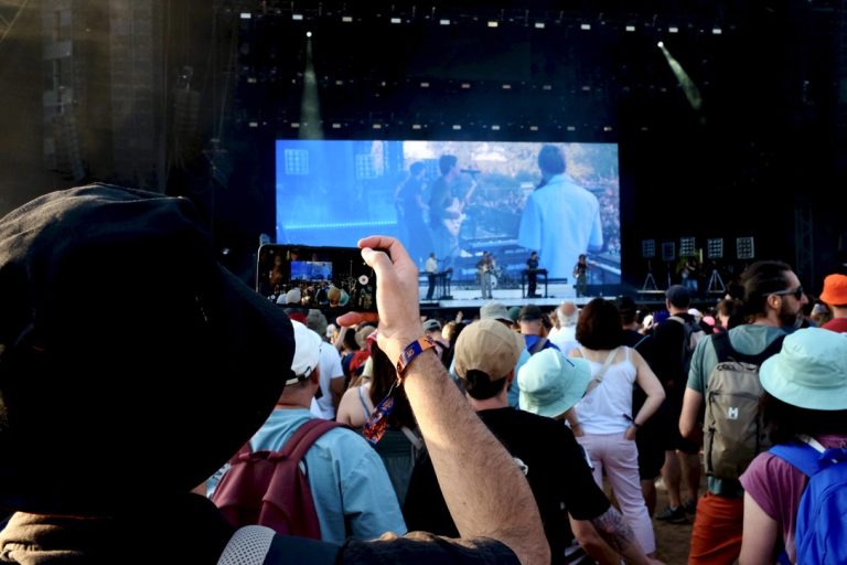 Des milliers de festivaliers ont assisté au concert de Parcels, en début de soirée. | ©Le Trois - A.S.