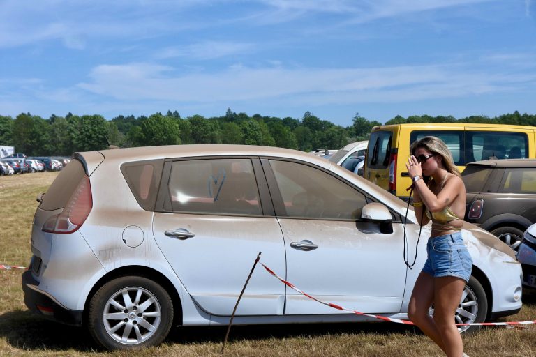 Sur le parking du camping, les voitures des festivaliers sont recouvertes de poussières. | ©Le Trois - A.S.