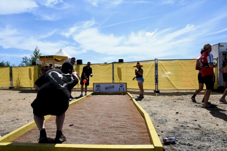 Au stand Ricard, au camping, les festivaliers jouent aux boules sous le soleil. | ©Le Trois - A.S.