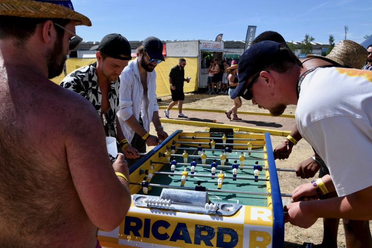 Les matchs de babyfoot s'enchaînent devant le stand Ricard. | ©Le Trois - A.S.