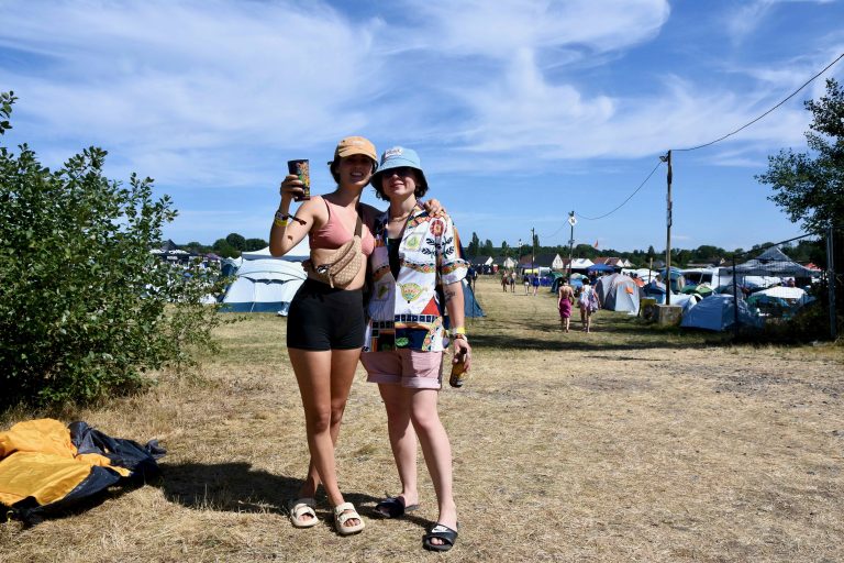 Perrine et Camille 24 et 25 ans viennent au camping pour retrouver leurs amis. | ©Le Trois - A.S.