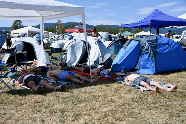 Avant le début de la troisième journée, les festivaliers se reposent à l'ombre. | ©Le Trois - A.S.