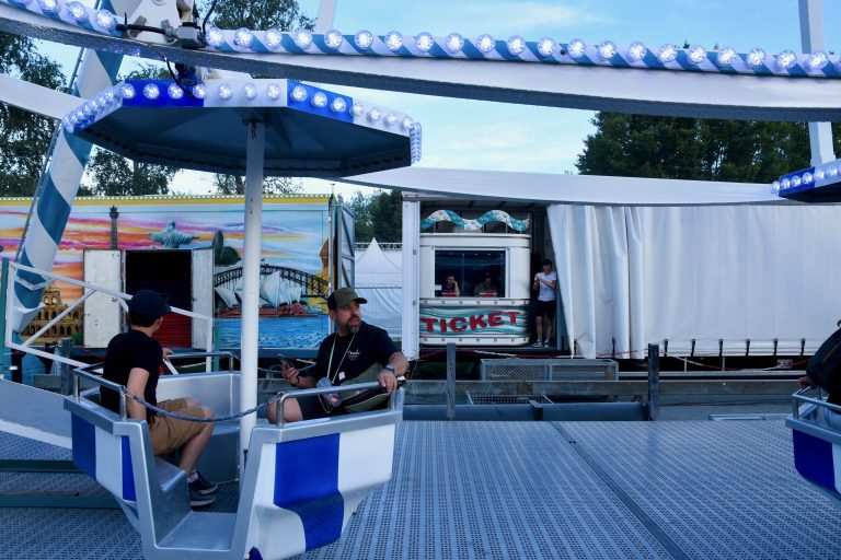 Les festivaliers s'offrent un tour de grande roue entre deux concerts. | ©Le Trois – AS