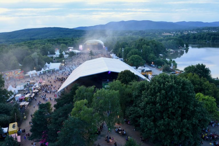 Il est 22 heures, samedi 5 juillet, le soleil se couche sur le site des Eurockéennes. Les allées du festival ne sont pas encore pleines. | ©Le Trois – AS