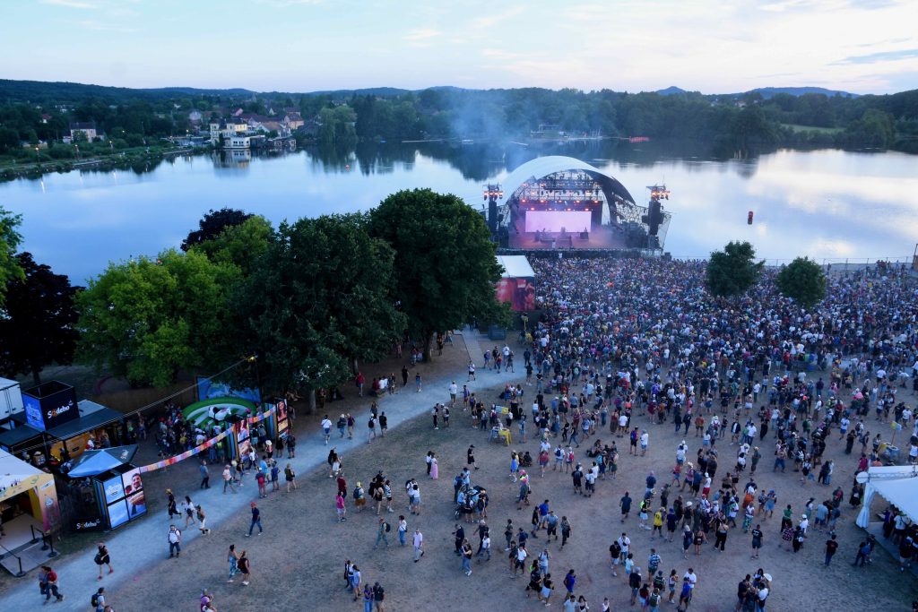 La foule des Eurockéennes se rassemble devant la plage.