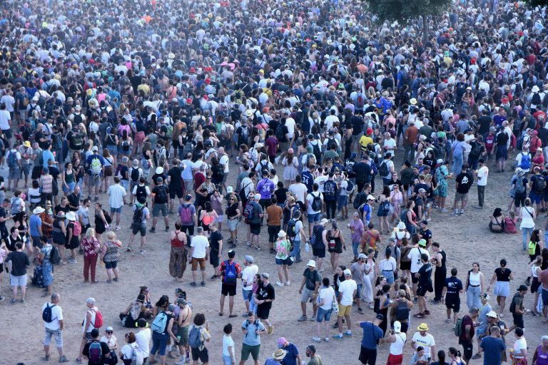Des milliers de festivaliers attendent le concert d'Ofenbach à la plage. | ©Le Trois – AS