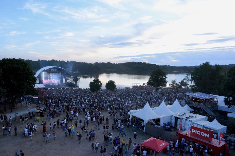 La foule se rassemble devant la plage. | ©Le Trois – AS