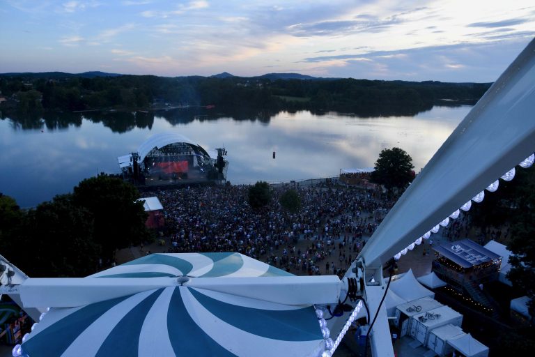 La grande roue offre une vue imprenable du festival. | ©Le Trois – AS
