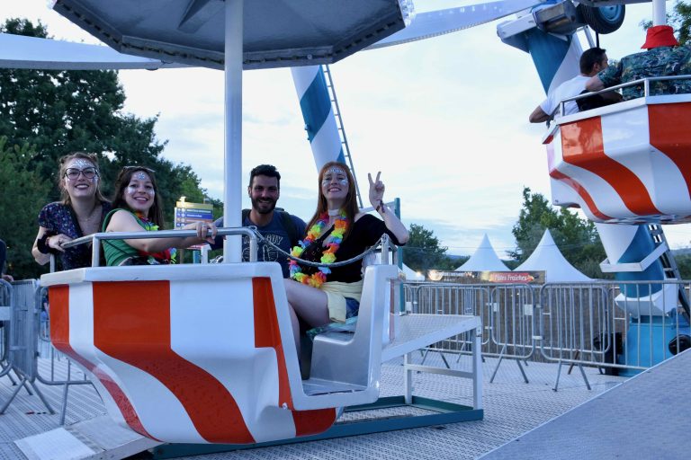 Les festivaliers s'offrent un tour de grande roue entre deux concerts. | ©Le Trois – AS