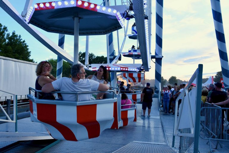 Les festivaliers s'offrent un tour de grande roue entre deux concerts. | ©Le Trois – AS