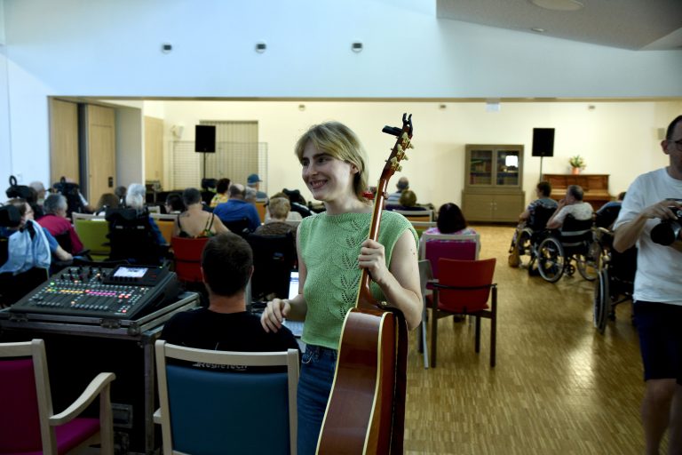 Mary Middlefield a offert un concert aux résidents de l'Ehpad du Chênois et de celui de Pont-de-Roide assistent au concert. | ©Le Trois - A.S.