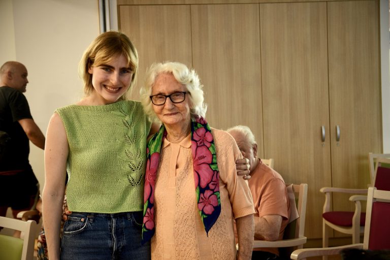 Mary Middlefield avec Ione. | ©Le Trois - A.S.
