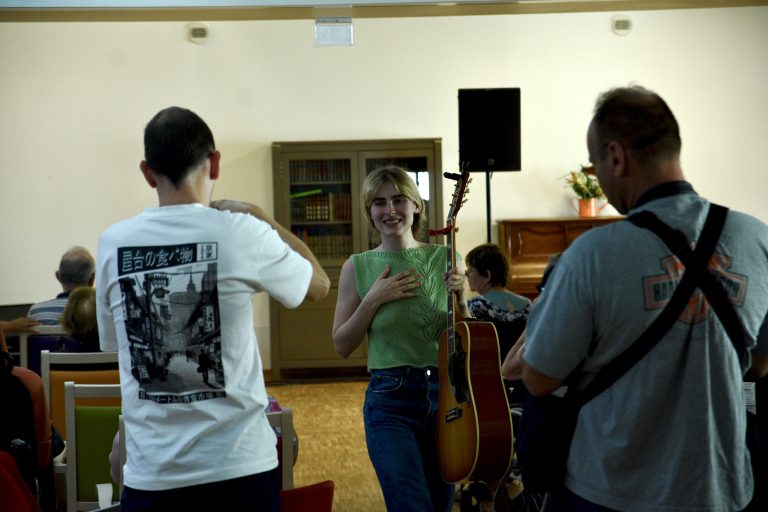Mary Middlefield a offert un concert aux résidents de l'Ehpad du Chênois et de celui de Pont-de-Roide assistent au concert. | ©Le Trois - A.S.
