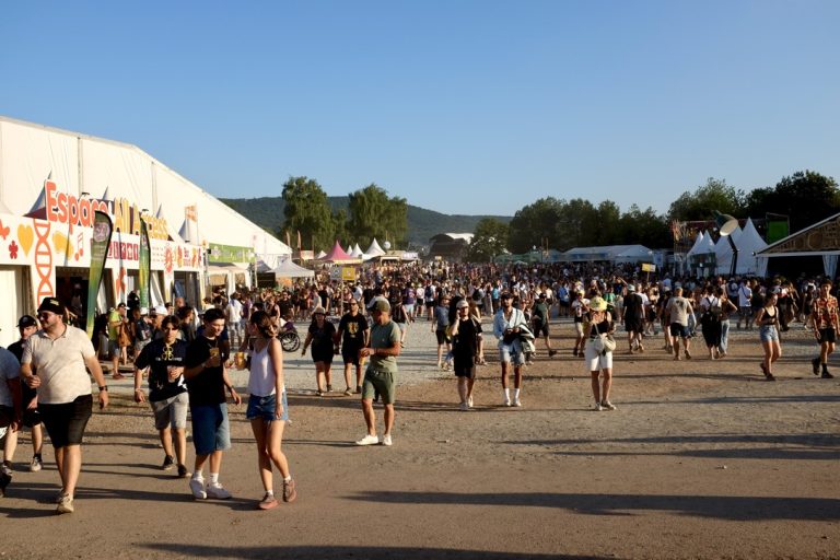 Il est 20h50, les festivaliers sont de plus en plus nombreux sur le site. | ©Le Trois - A.S.